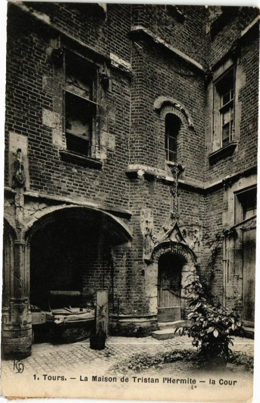 Carte postale ancienne Tours-La Maison de Tristan l'Hermite-la Cour à Tours