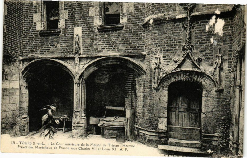 Carte postale ancienne Tours-La Cour intérieure de la Maison de Tristan l'Hermite à Tours