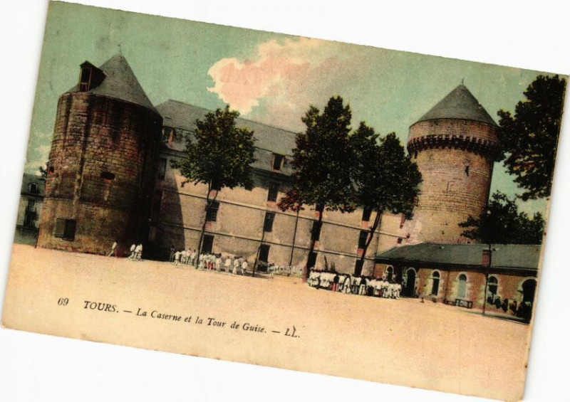 Carte postale ancienne Tours-La Caserne et la Tour de Guise à Tours