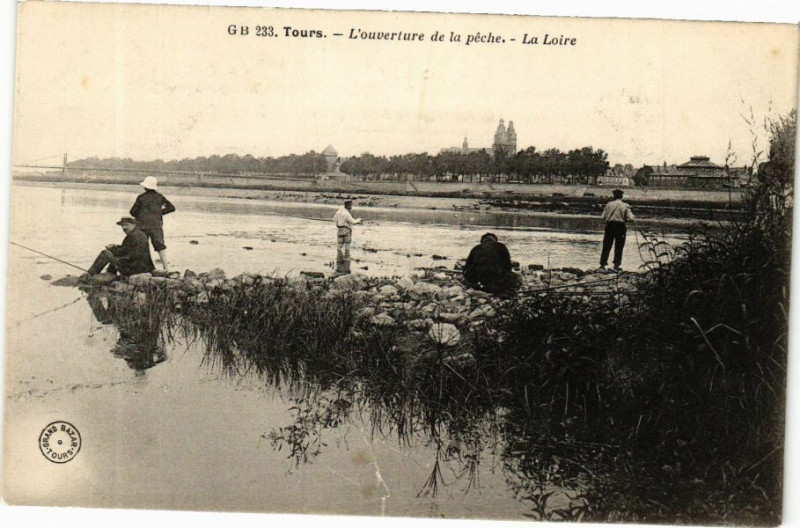 Carte postale ancienne Tours-L'ouverture de la péche-La Loire à Tours