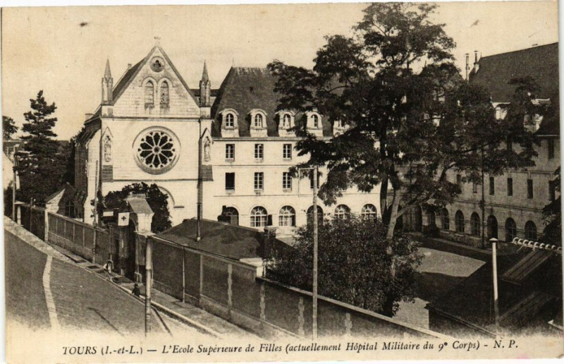 Carte postale ancienne Tours-L'Ecole Supérieure de Filles à Tours