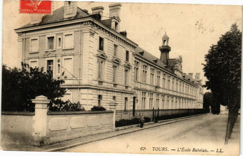 Carte postale ancienne Tours-L'Ecole Rabelais à Tours