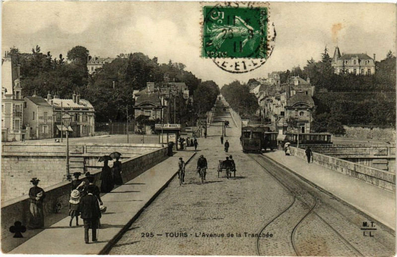 Carte postale ancienne Tours-L'Avenue de la Tranchée à Tours