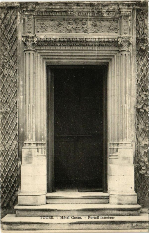 Carte postale ancienne Tours-Hotel Gouin-Portail intérieur à Tours
