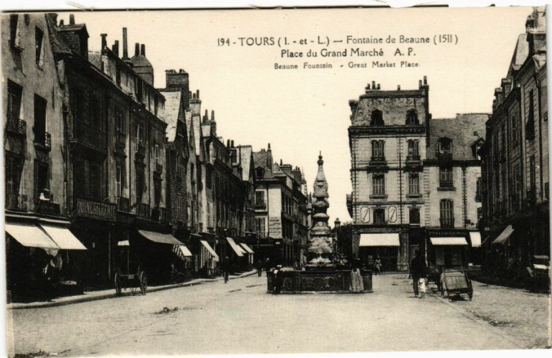 Carte postale ancienne Tours-Fontaine de Beaune-Place du Grand Marché à Tours