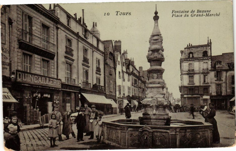 Carte postale ancienne Tours-Fontaine de Beaune Place du Grand-Marché à Tours