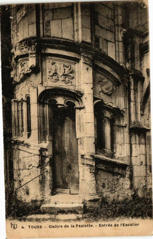 Carte postale ancienne Tours-Cloitre de la Psalette-Entrée de l'Escalier à Tours
