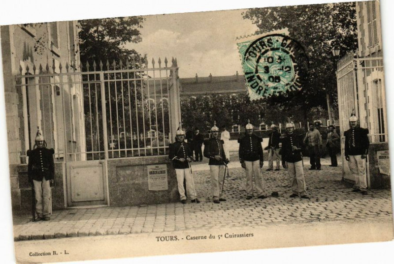 Carte postale ancienne Tours-Caserne du Cuirassiers à Tours