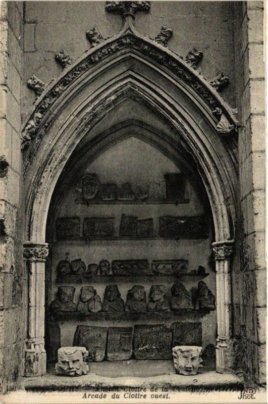 Carte postale ancienne Tours-Ancien Cloitre-Arcade du Cloitre ouest à Tours