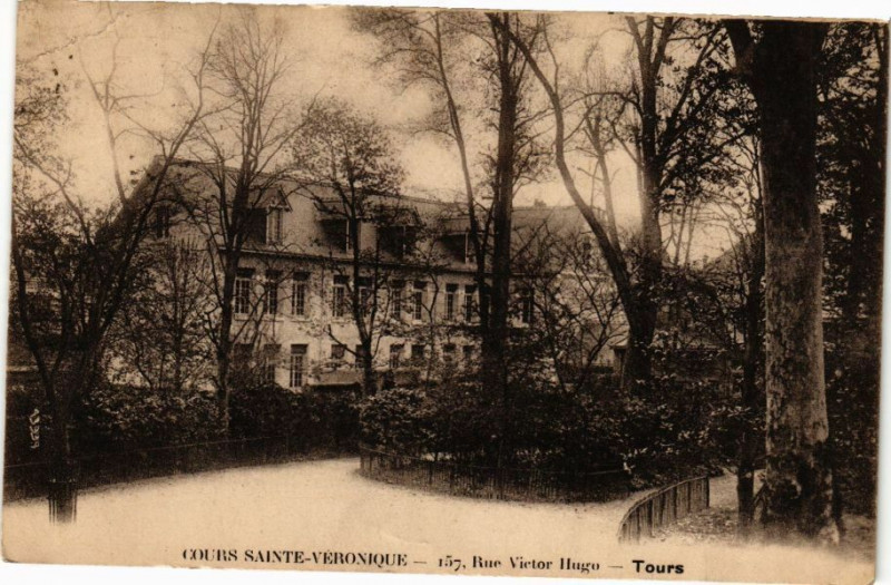 Carte postale ancienne Rue Victor Hugo Tours à Tours