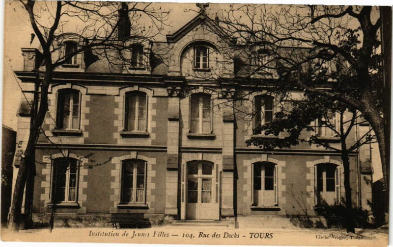 Carte postale ancienne Institution de Jeunes Filles-Rue des Docks-Tours à Tours