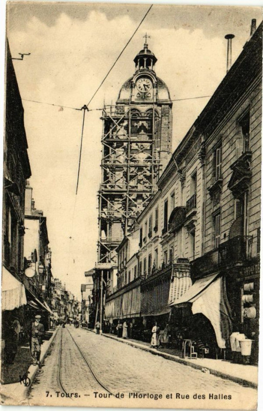 Carte postale ancienne Tours-Tour de l'Horloge et Rue des Halles à Tours