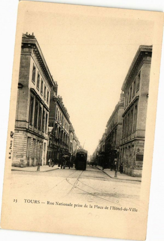 Carte postale ancienne Tours-Rue Nationale prise de la Place de l'Hotel de Ville à Tours