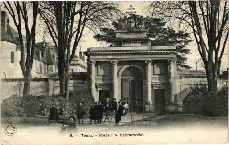 Carte postale ancienne Tours-Portail de l'Archevéche à Tours