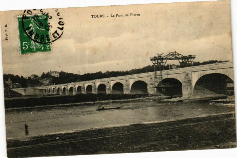 Carte postale ancienne Tours-Le Pont de Pierre à Tours