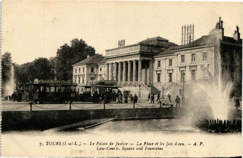 Carte postale ancienne Tours-Le Palais de Justice-La Place et les Jets d'eau à Tours