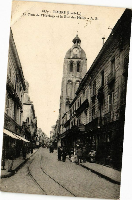Carte postale ancienne Tours-La Tour de l'Horloge et la Rue des Halles à Tours