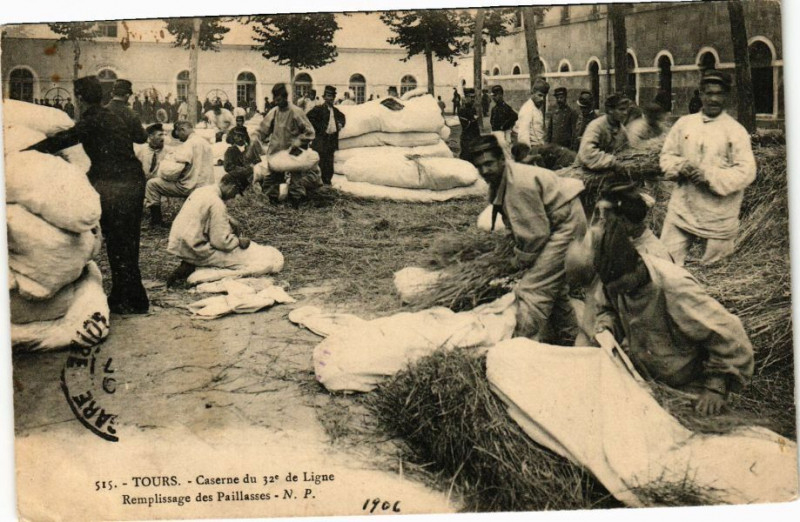 Carte postale ancienne Tours - Caserne du 32e de Ligne Remplissage des Paillasses à Tours