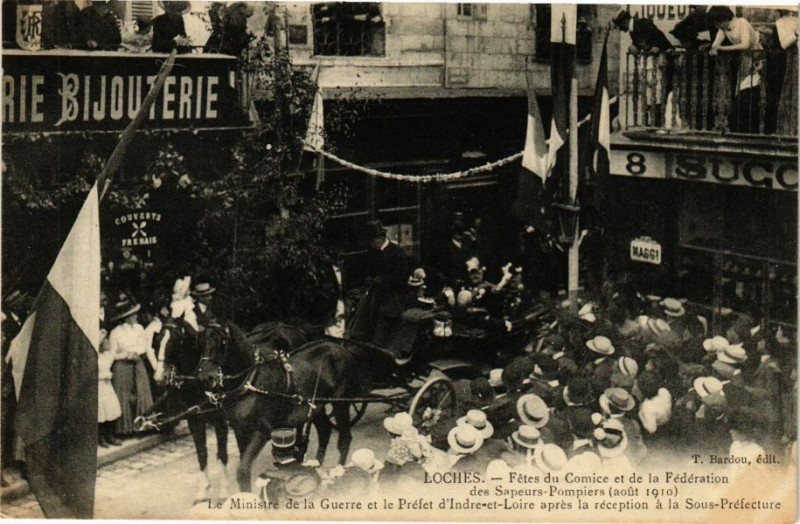 Carte postale ancienne Fetes de Loches - Le Ministre de la Guerre et le Préfet à Loches