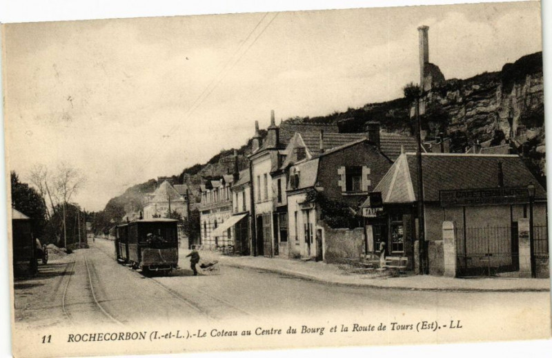 Carte postale ancienne Rochecorbon - Le Coteau au Centre du Bourg et la Route à Rochecorbon