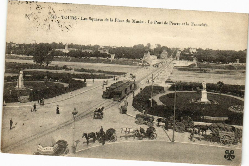 Carte postale ancienne Tours - Les Squares de la Place du Musée - Le Pont de Pierre à Tours