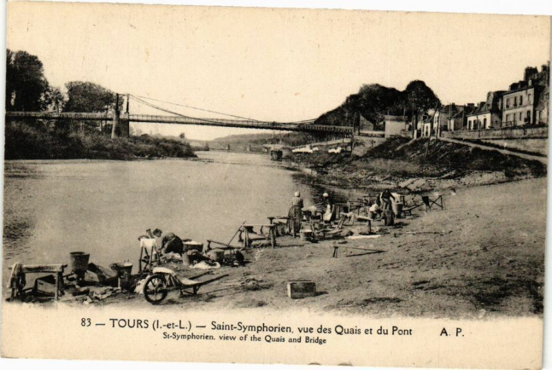 Carte postale ancienne Tours - St-Symphorien vue des Quais et du Pont à Tours