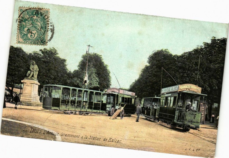 Carte postale ancienne Tours - L'Avenue Grammont a la Statue de Balzac à Tours
