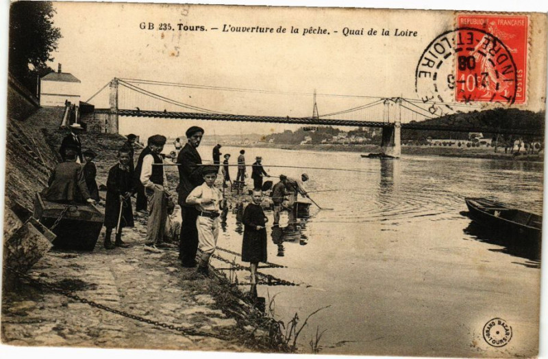 Carte postale ancienne Tours - L'ouvertue de la péche - Quai de la Loire à Tours
