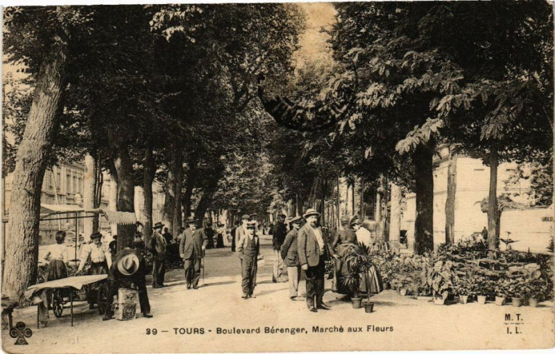 Carte postale ancienne Tours - Boulevard Berenger Marché aux Fleurs à Tours