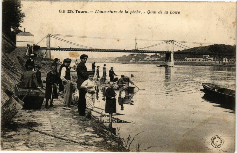 Carte postale ancienne Tours - L'ouverture de la péche - Quai de la Loire à Tours