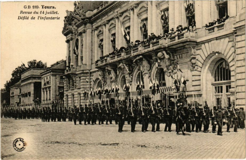 Carte postale ancienne Tours - Revue du 14 juillet - Défilé de l'infanterie à Tours