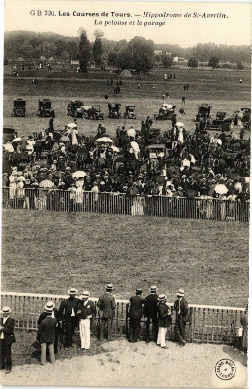 Carte postale ancienne Les Courses de Tours - Hippodrome de St-Avertin - La pelouse et le à Tours