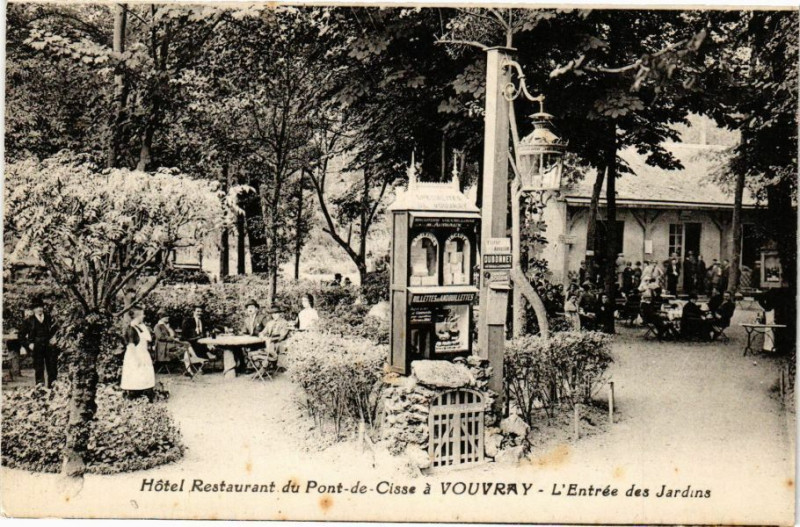 Carte postale ancienne Hotel Restaurant du Pont-de-Cisse a Vouvray - L'Entrée des Jardins à Vouvray