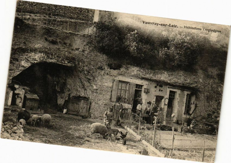Carte postale ancienne Vouvray-sur-Loir - Habitations Troglodytes à Vouvray