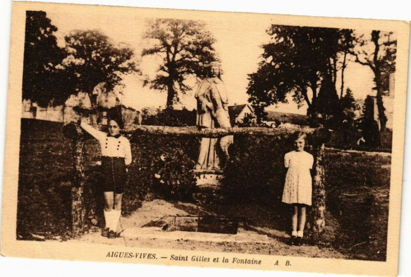 Carte postale ancienne Aigues-Vives - Saint-Gilles et la Fontaine