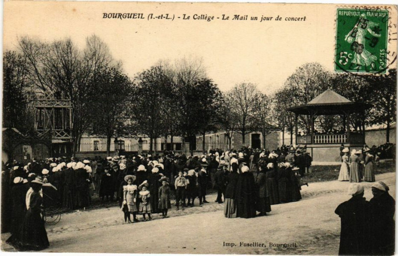 Carte postale ancienne Bourgueil - Le Collége - Le Mail un jour de concert à Bourgueil