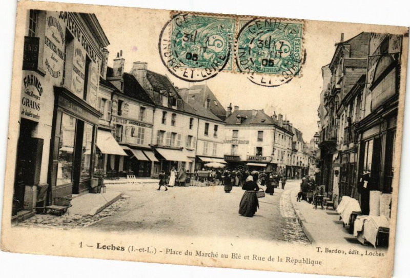 Carte postale ancienne Loches - Place du Marché au Blé et Rue de la République à Loches
