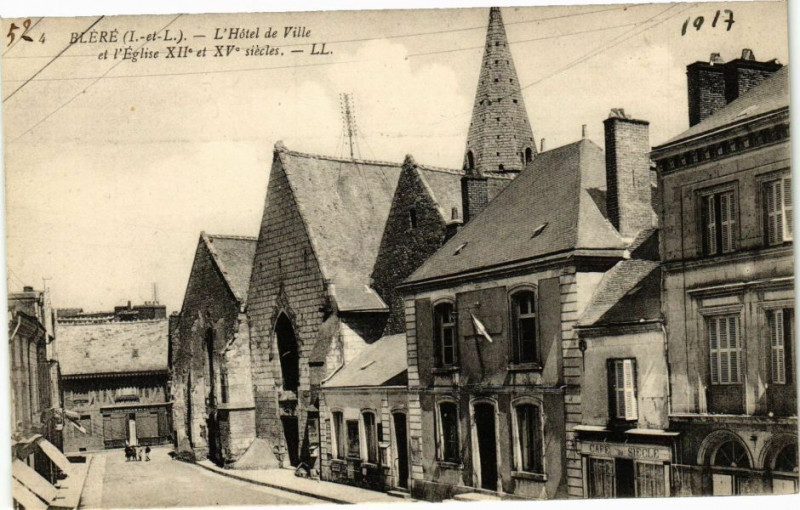 Carte postale ancienne Blere - L'Hotel de Ville et l'Eglise Xii et Xv siécle à Bléré