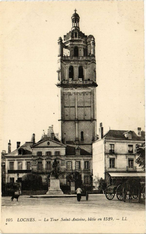 Carte postale ancienne Loches - La Tour St-Antoine batie en 1529 à Loches