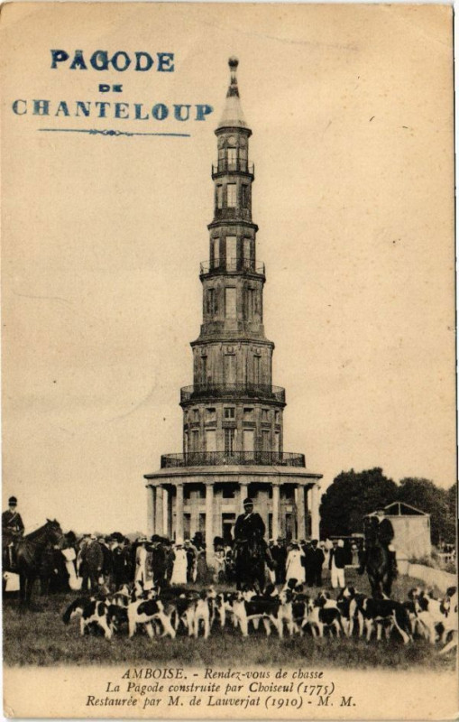 Carte postale ancienne Amboise-Rendez-vous de chasse - La Pagode construite par Choiseul.. à Amboise