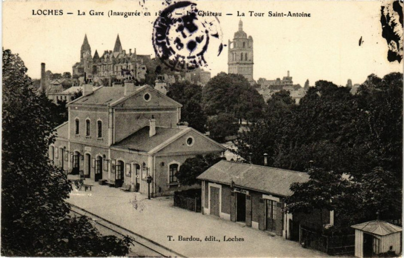 Carte postale ancienne Loches - La Gare (Inaugurée en 1848) - Le Chateau - La Tour à Loches
