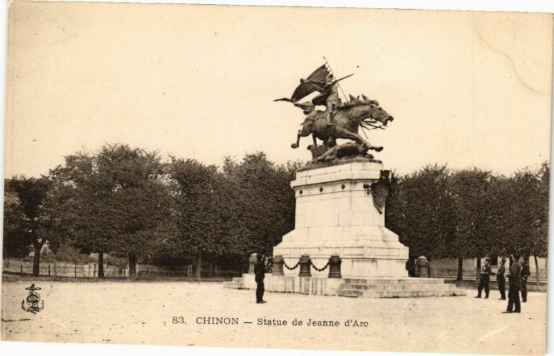 Carte postale ancienne Chinon - Statue de Jeanne d'Arc à Chinon