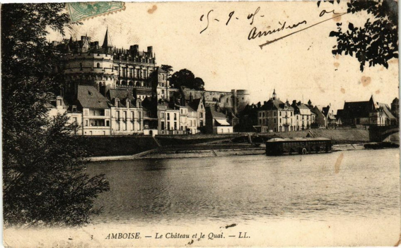 Carte postale ancienne Amboise - Le Chateau et le Quai à Amboise