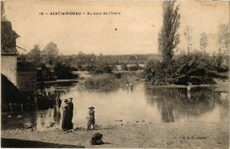 Carte postale ancienne Azay-le-Rideau - Au bord de l'Indre à Azay-le-Rideau