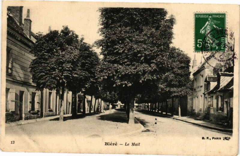 Carte postale ancienne Blere - Le Mail à Bléré
