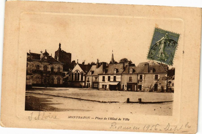 Carte postale ancienne Montbazon - Place de l'Hotel de Ville à Montbazon