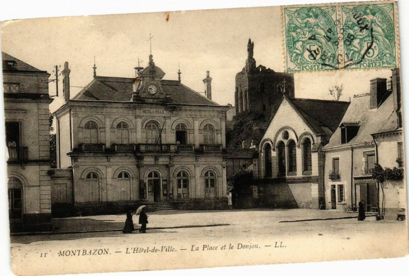 Carte postale ancienne Montbazon - L'Hotel de Ville - La Place et le Donjon à Montbazon