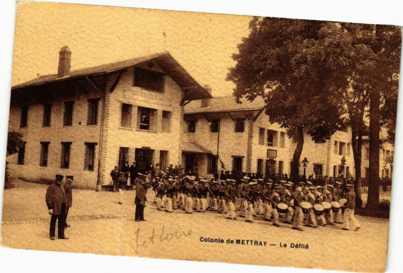 Carte postale ancienne Colonie de Mettray - Le Défilé à Mettray