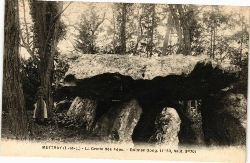 Carte postale ancienne Mettray - La Grotte des Fées - Dolmen (long.11 5m à Mettray