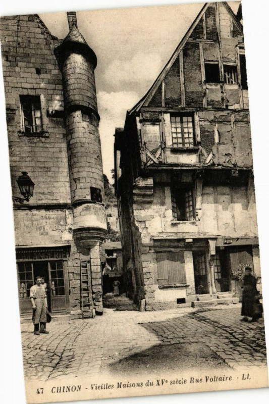 Carte postale ancienne Chinon - Vieilles Maisons du Xv siécle Rue Voltaire à Chinon